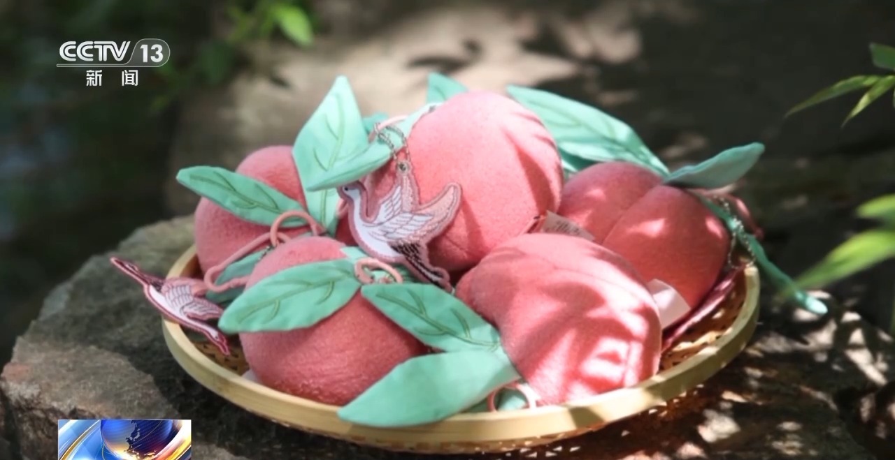 文化创意遇上盛夏 会碰撞出怎样的火花?麻将胡了试玩折扇、雪糕、冰箱贴……当(图2) 文化创意遇上盛夏 会碰撞出怎样的火花?麻将胡了试玩折扇、雪糕、冰箱贴……当(图2)