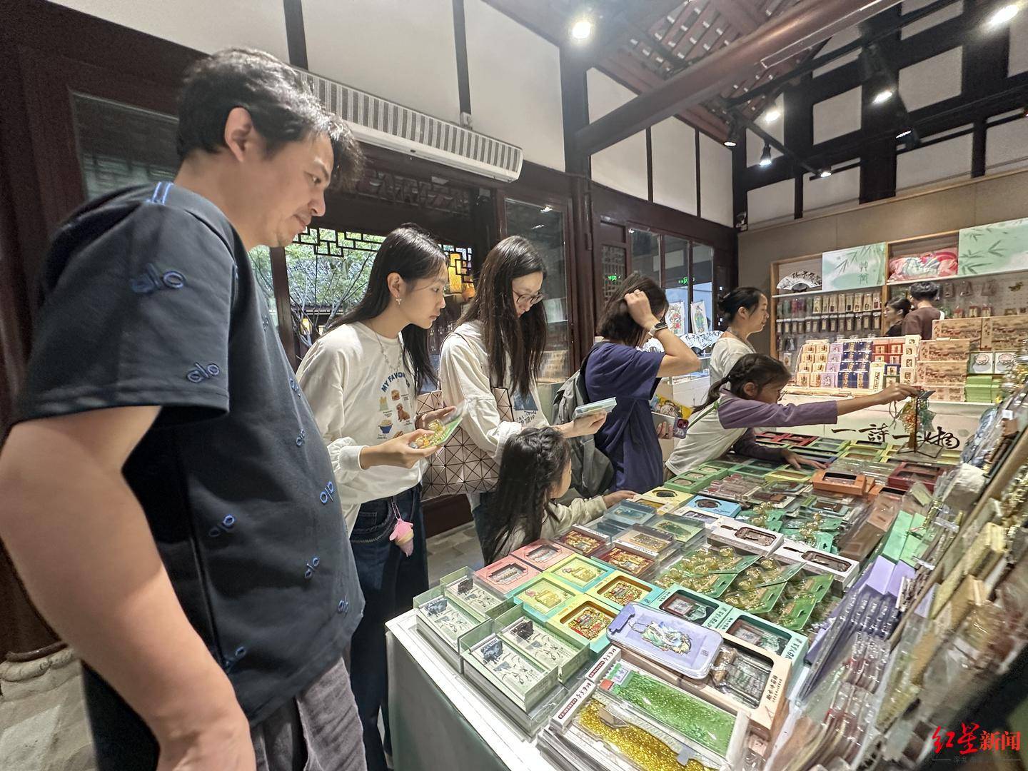 热销游客把“带得走的成都”装进行囊PG麻将胡了2试玩“成都礼物”假期(图1)