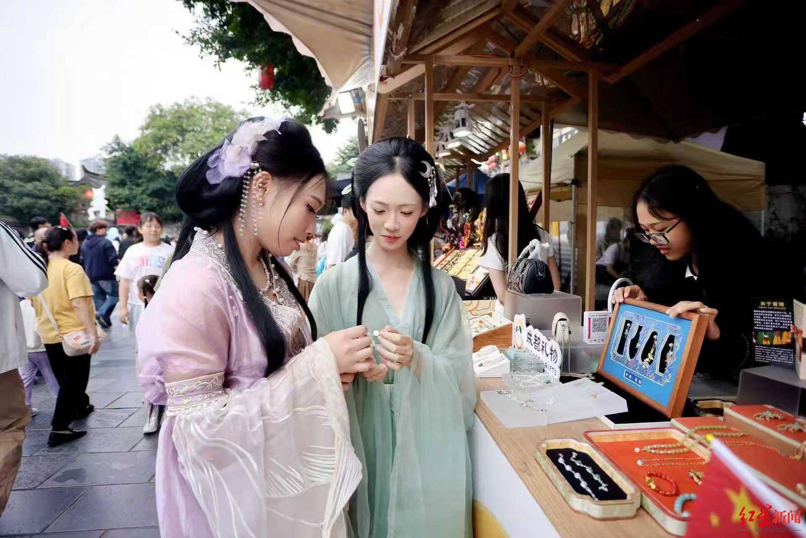 热销游客把“带得走的成都”装进行囊PG麻将胡了2试玩“成都礼物”假期(图2)