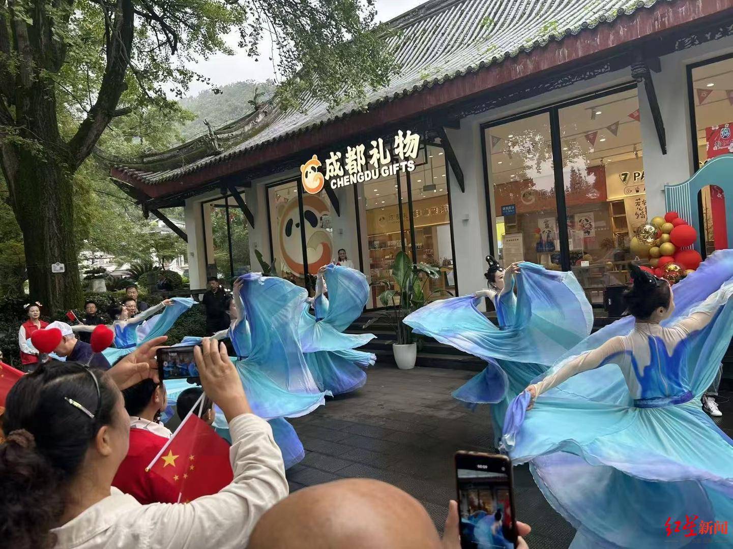 热销游客把“带得走的成都”装进行囊PG麻将胡了2试玩“成都礼物”假期(图3)