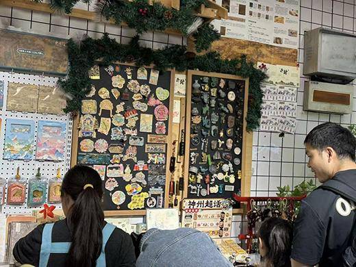 届年轻人把冰箱门变成“旅行回忆录”｜华夏双节观察PG电子麻将胡了试玩一代人有一代人的“宝贝”这(图3)