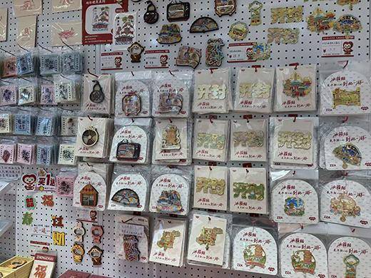 届年轻人把冰箱门变成“旅行回忆录”｜华夏双节观察PG电子麻将胡了试玩一代人有一代人的“宝贝”这(图2)